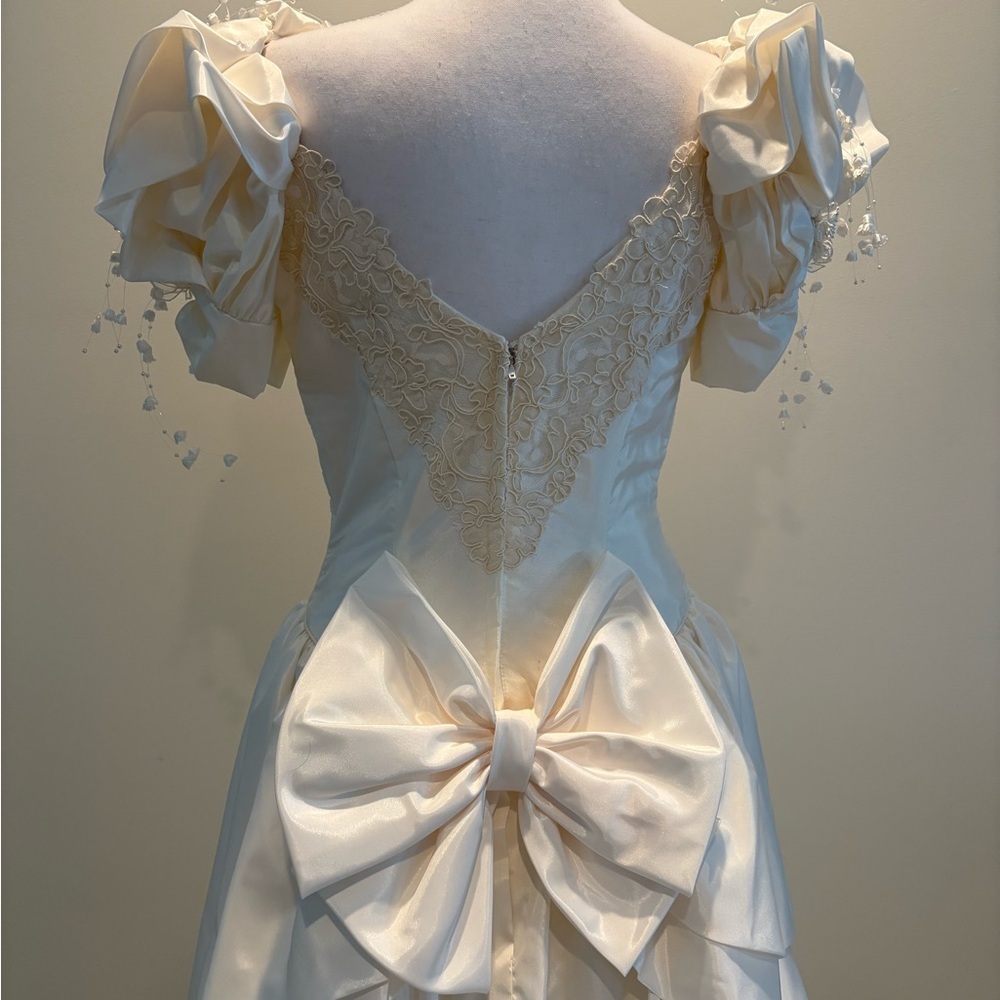 White Satin Look Wedding Dress with Romantic Lace Details. Vintage. Size 8 - Picture 3 of 16